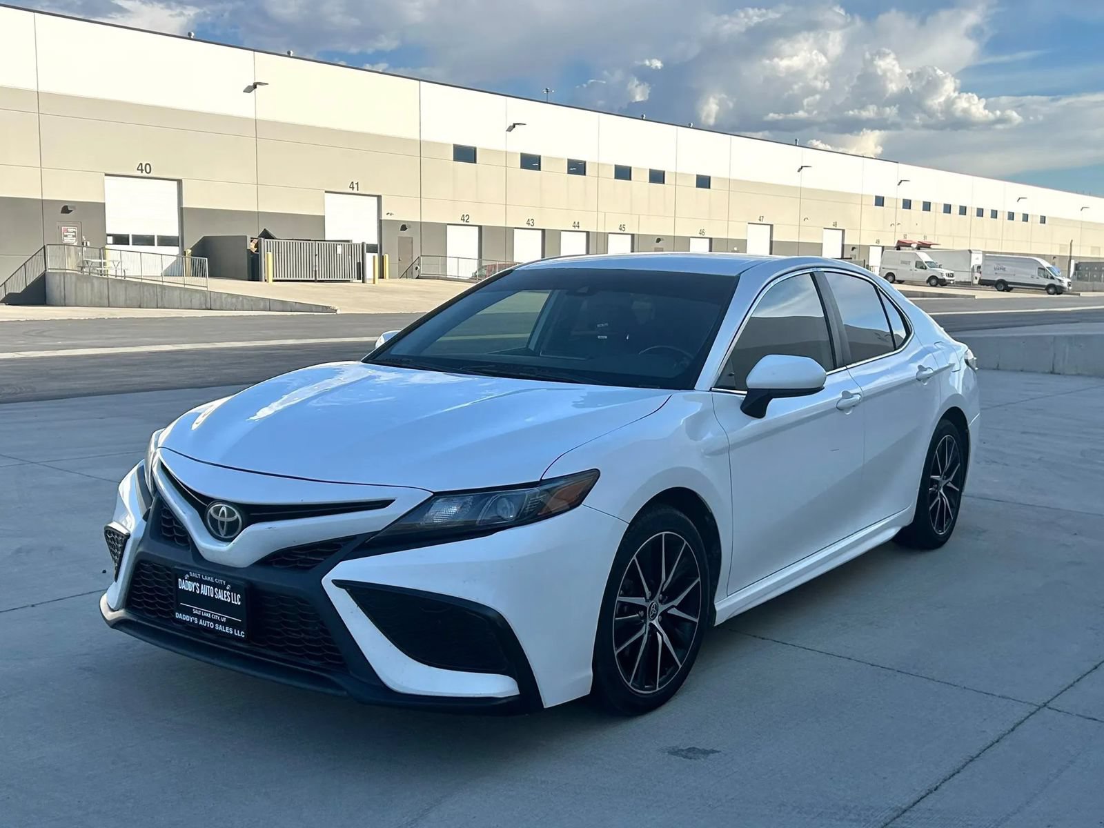 Used 2021 Toyota Camry SE FWD image 1