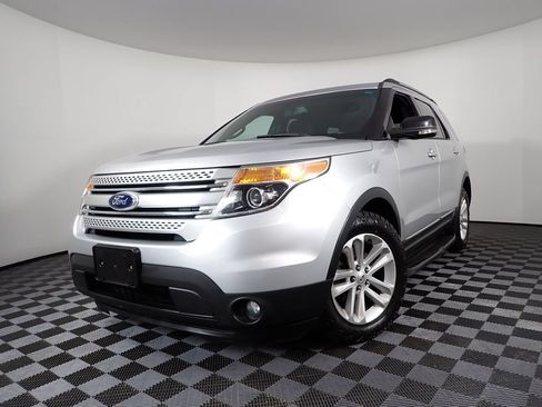 Used 2013 Ford Explorer XLT FWD image 2