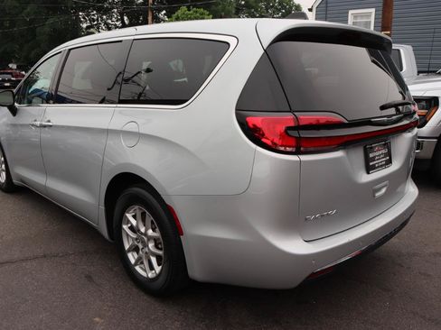Used 2024 Chrysler Pacifica Touring-L FWD image 3