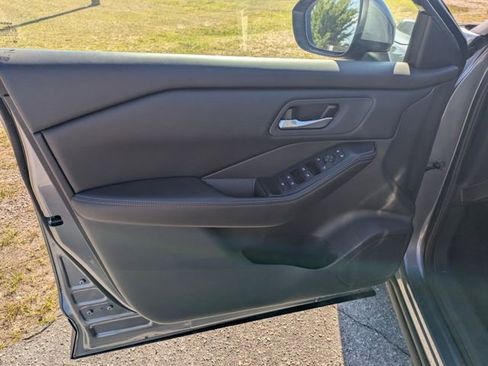 Used 2025 Nissan Rogue SV FWD image 11