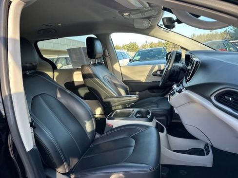 Used 2024 Chrysler Pacifica Touring-L image 23