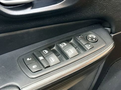 Used 2017 Jeep Cherokee Trailhawk w/ Cold Weather Group image 18