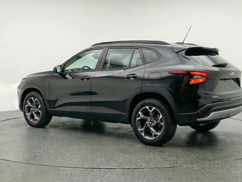 Used 2025 Chevrolet Trax LT w/ LT Convenience Package image 6