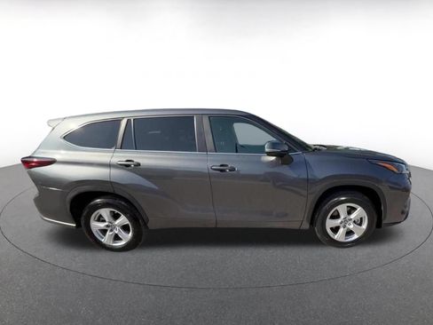 Used 2025 Toyota Highlander LE FWD image 16