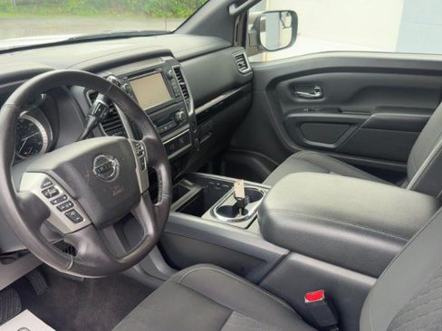 Used 2018 Nissan Titan SV w/ SV Convenience Package AWD/4WD image 9