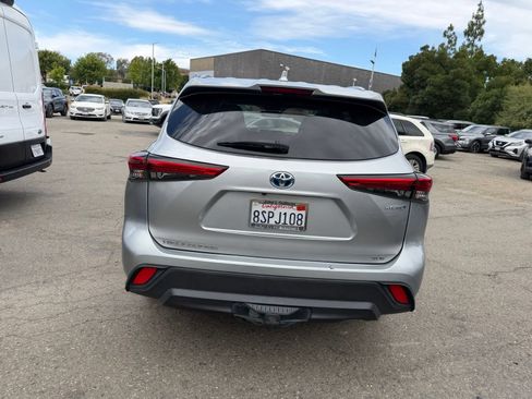 Used 2020 Toyota Highlander XLE AWD/4WD image 4