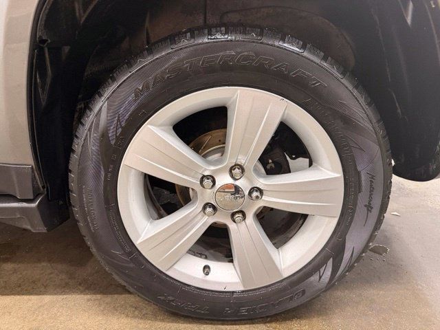 Used 2013 Jeep Compass Latitude AWD/4WD image 5