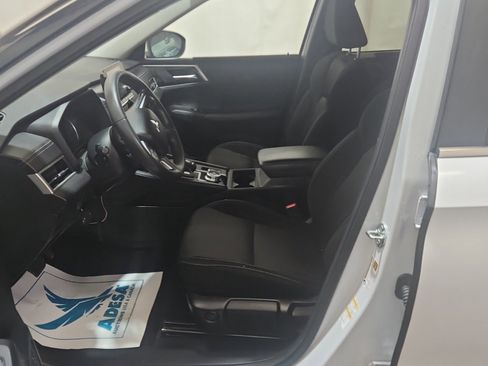 Used 2024 Mitsubishi Outlander ES image 11