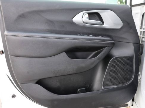 Used 2018 Chrysler Pacifica Touring Plus w/ S Appearance Package FWD image 12