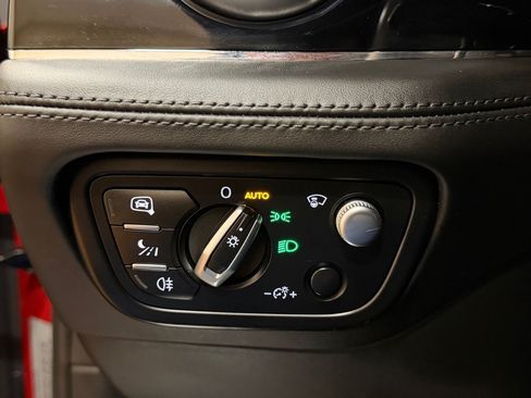 Used 2017 Bentley Bentayga AWD/4WD image 38