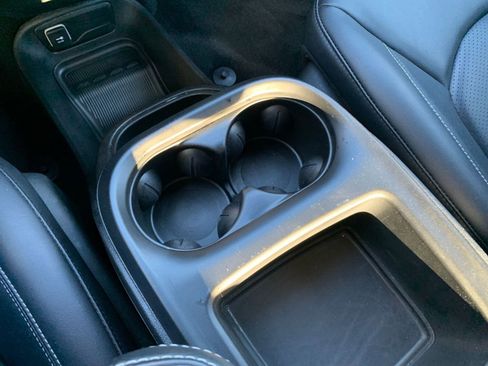 Used 2025 Chrysler Pacifica Select image 44