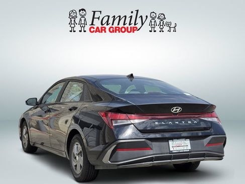 Used 2025 Hyundai Elantra SE FWD image 3