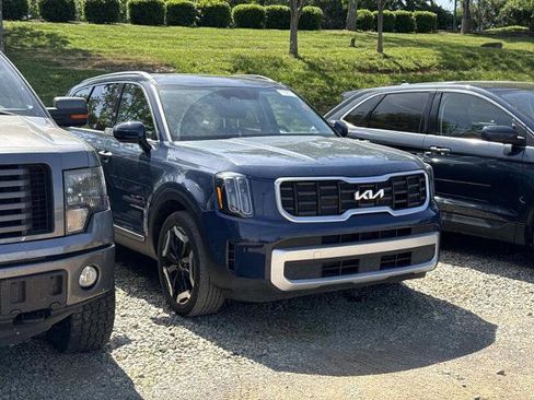 Used 2025 Kia Telluride S FWD image 3