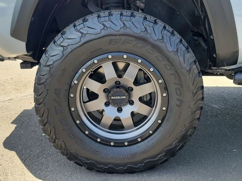 Used 2019 Toyota Tacoma TRD Off-Road w/ Technology Package AWD/4WD image 31