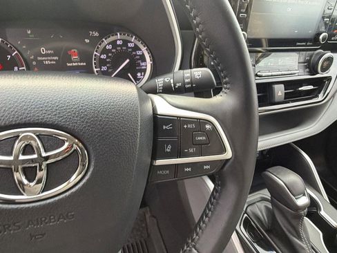 Used 2022 Toyota Highlander XLE FWD image 27