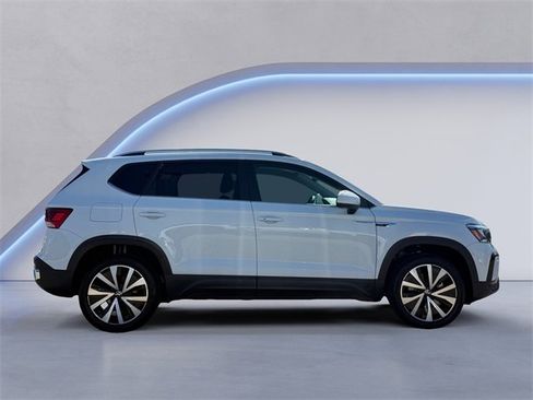 Used 2024 Volkswagen Taos SE image 4