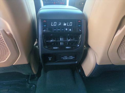 Used 2023 Jeep Grand Cherokee L Summit w/ Luxury Tech Group V AWD/4WD image 18