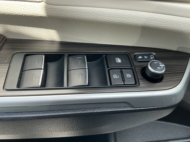 Used 2023 Toyota Sienna Platinum FWD image 30