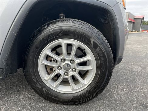 Used 2018 Jeep Grand Cherokee Laredo image 4