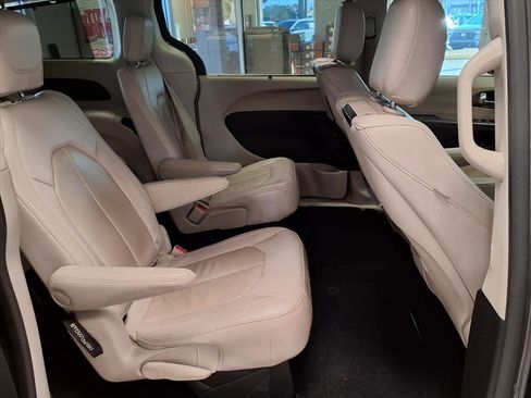 Used 2021 Chrysler Pacifica Touring-L w/ Uconnect Theater Family Group image 12