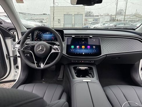 Used 2025 Mercedes-Benz E 350 4MATIC Sedan image 16