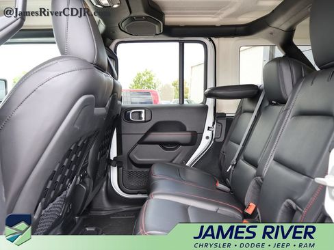Used 2023 Jeep Wrangler Unlimited Rubicon w/ Cold Weather Group AWD/4WD image 17