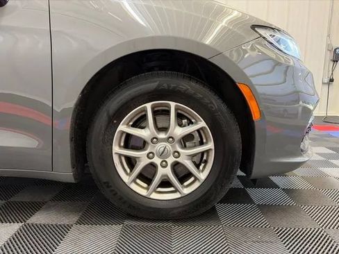 Used 2025 Chrysler Pacifica Select FWD image 24