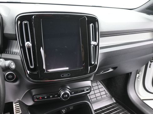 Used 2020 Volvo XC40 T4 R-Design image 10