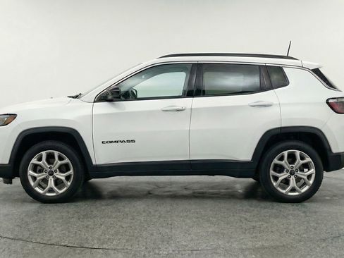 Used 2025 Jeep Compass Latitude AWD/4WD image 5