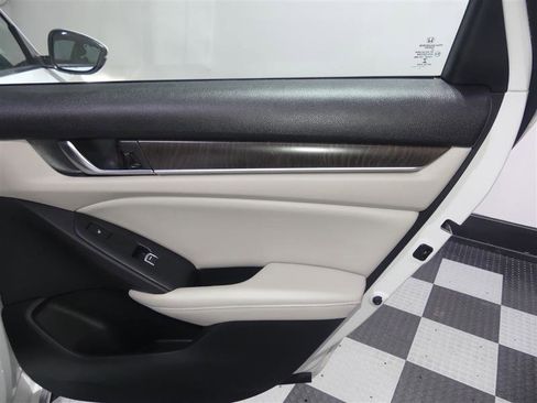 Used 2018 Honda Accord Touring image 25
