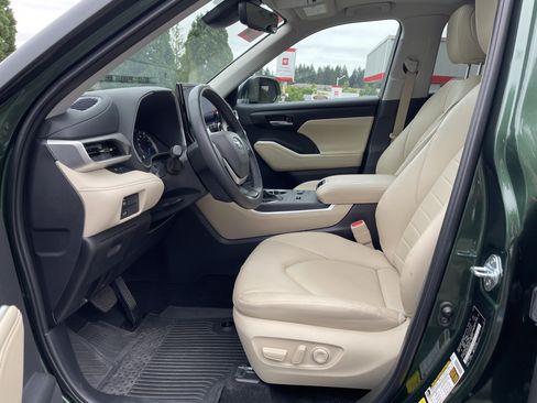 Certified 2025 Toyota Highlander XLE AWD/4WD image 11