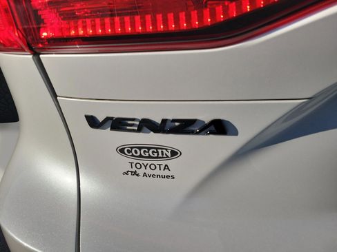 Certified 2023 Toyota Venza XLE image 14