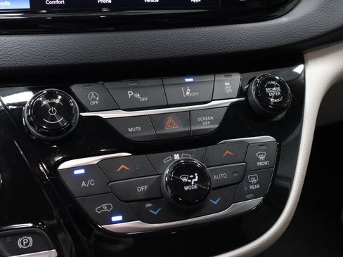 Used 2023 Chrysler Pacifica Touring-L FWD image 34