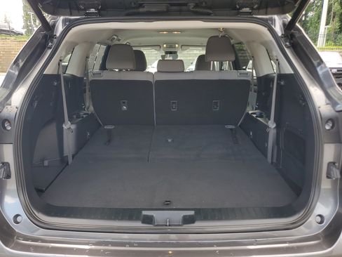 Used 2023 Toyota Highlander LE FWD image 8