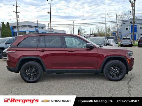 Used 2025 Jeep Grand Cherokee Altitude image 9