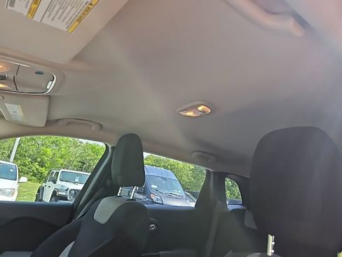 Used 2014 Jeep Cherokee Sport image 16