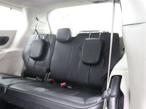 Used 2020 Chrysler Pacifica Limited FWD image 17