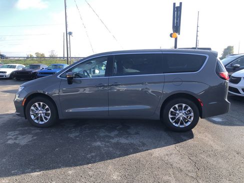 Used 2023 Chrysler Pacifica Touring-L image 11