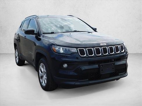 Used 2024 Jeep Compass Latitude AWD/4WD image 5