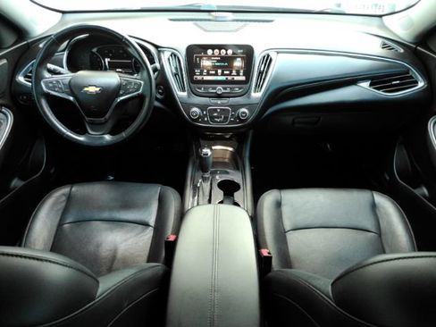Used 2018 Chevrolet Malibu LT w/ Leather Package FWD image 3