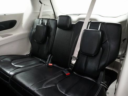 Used 2022 Chrysler Pacifica Touring-L w/ Uconnect Theater Family Group image 17