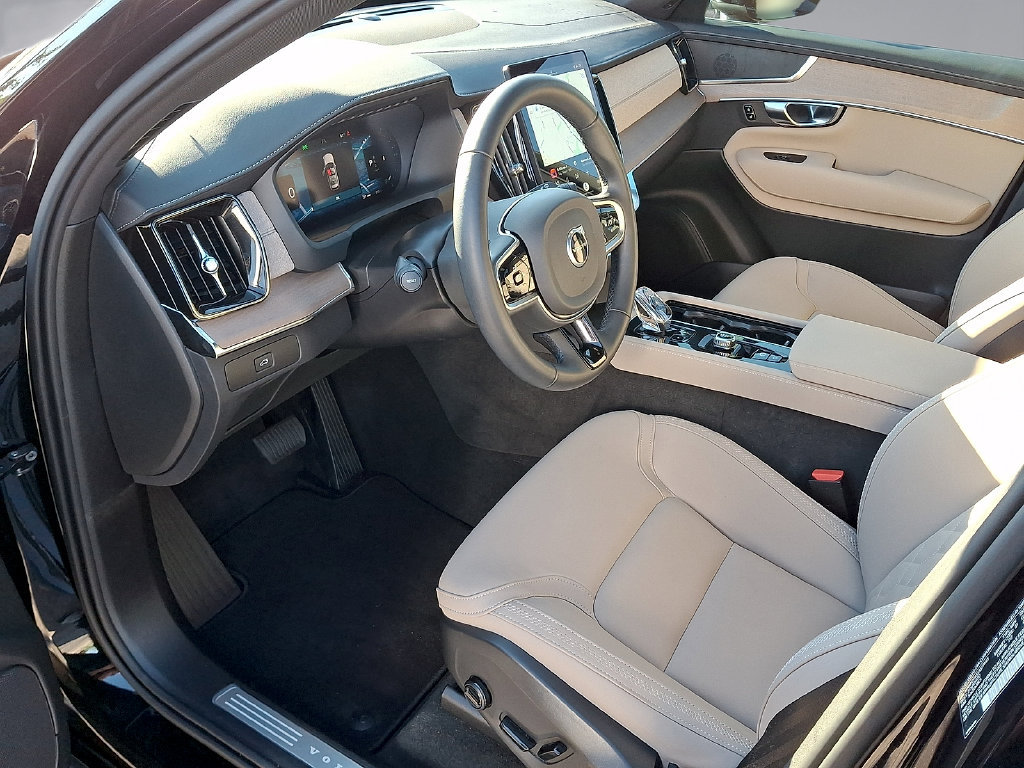 Certified 2025 Volvo XC90 B5 Core w/ Protection Package AWD/4WD image 17