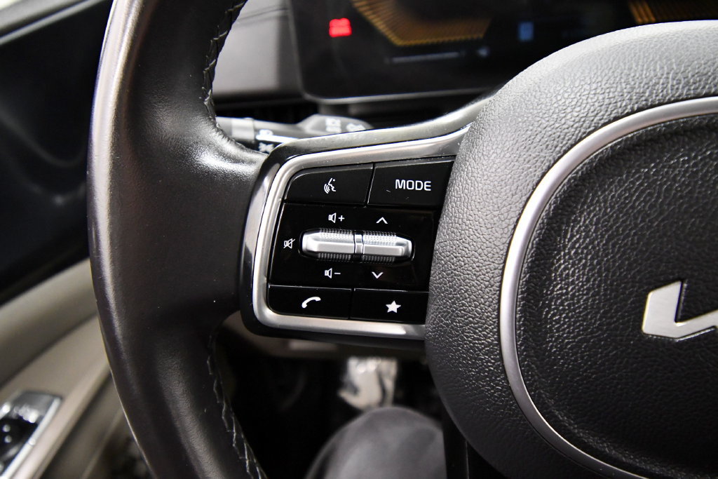 Certified 2025 Kia Carnival FWD image 20