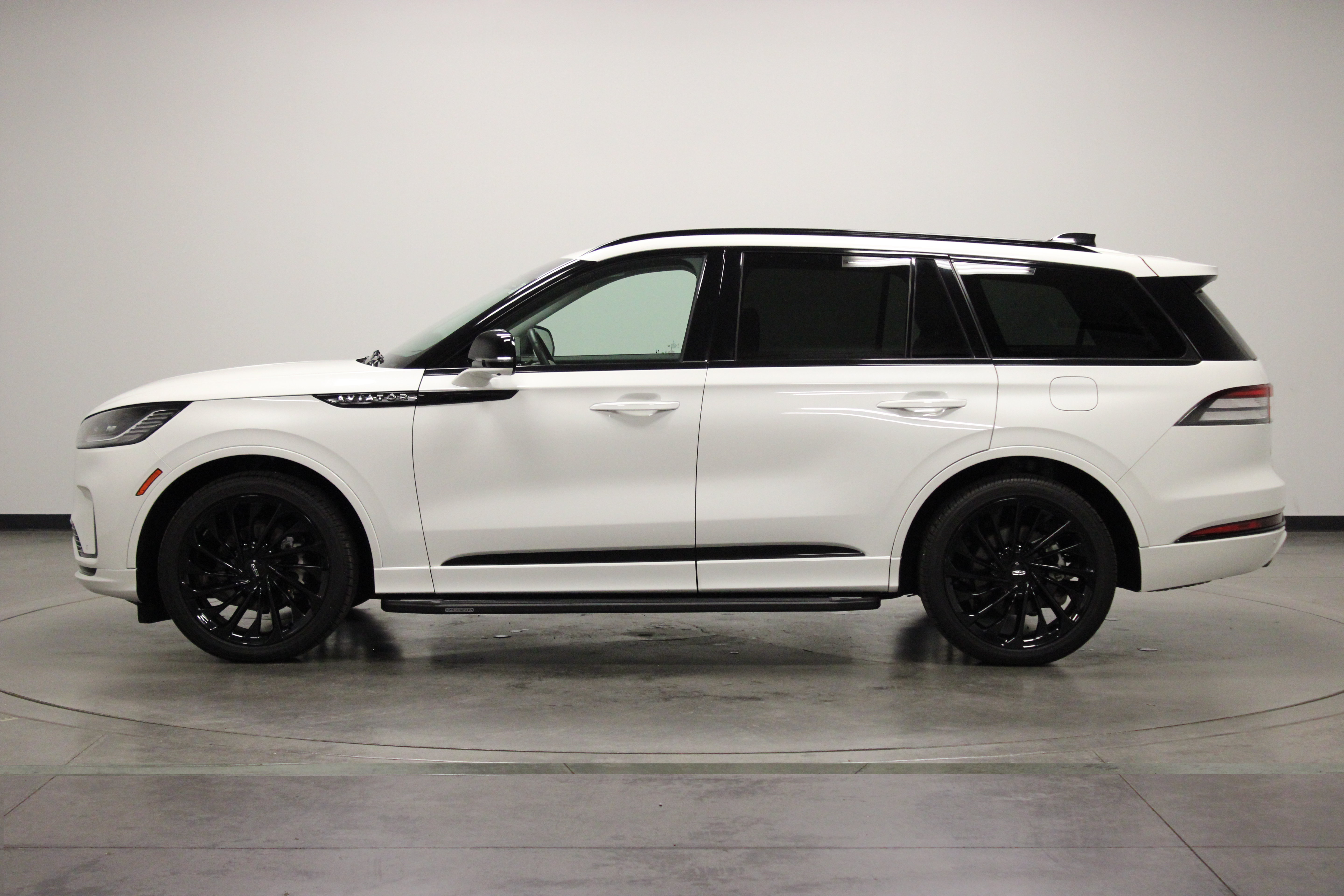 Used 2025 Lincoln Aviator Reserve w/ Luxury Package RWD image 5