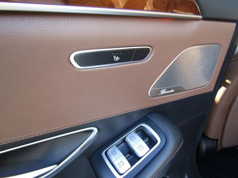 Used 2014 Mercedes-Benz S 550 Sedan w/ Sport Package w/ Sport Package image 19