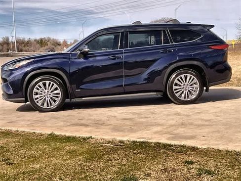 Used 2023 Toyota Highlander Platinum image 4