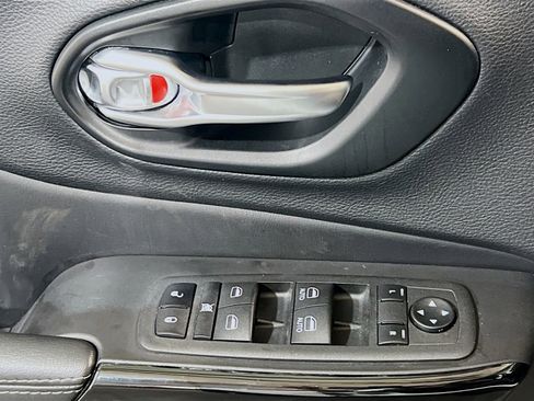 Used 2023 Jeep Cherokee Altitude Lux image 14