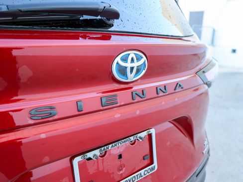 Used 2022 Toyota Sienna XLE image 11