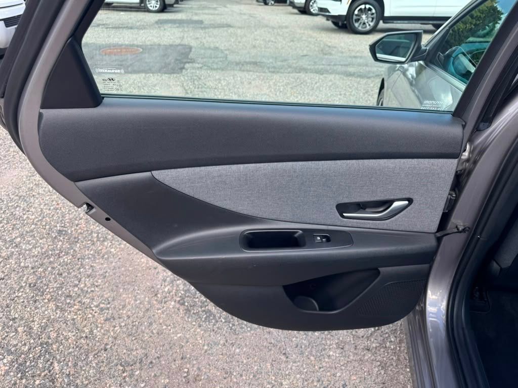 Certified 2023 Hyundai Elantra Limited FWD image 18