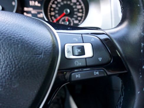 Used 2015 Volkswagen Golf S image 19